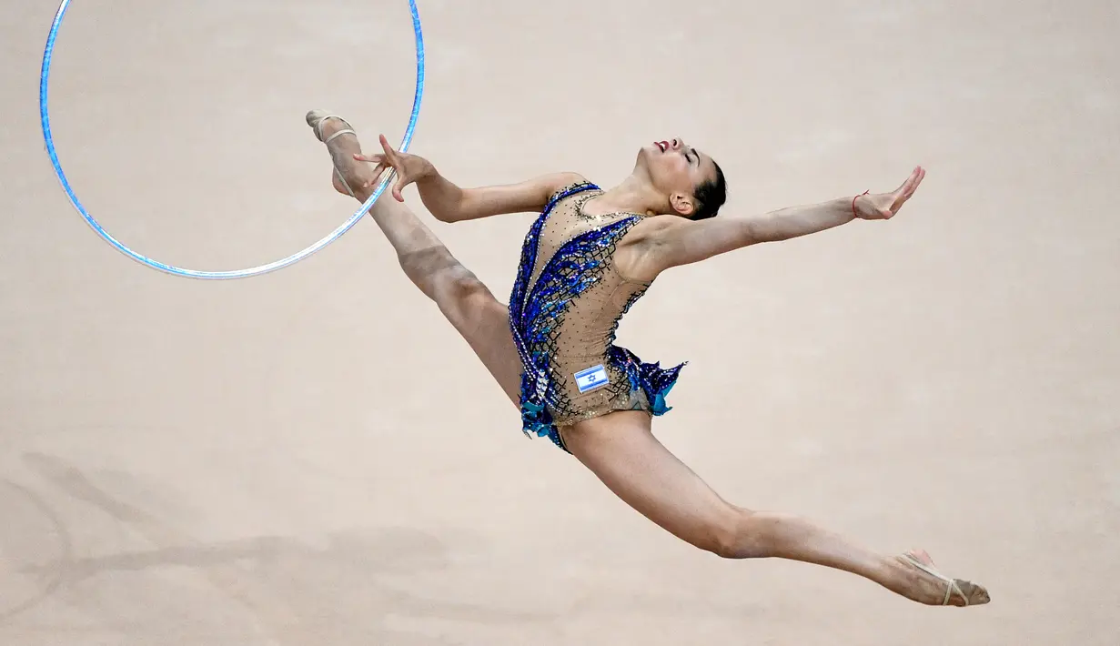 Linoy Ashram dari Israel berlaga di ajang final nomor hola hop senam ritmik Olimpiade Eropa 2019 di Minsk, Belarus (23/6/2019). Pesta Olahraga Eropa ke-2 2019 di Minsk, Belarus dimulai dari 21 Juni sampai 30 Juni 2019.  (AFP Photo/Kirill Kudryavtsev)