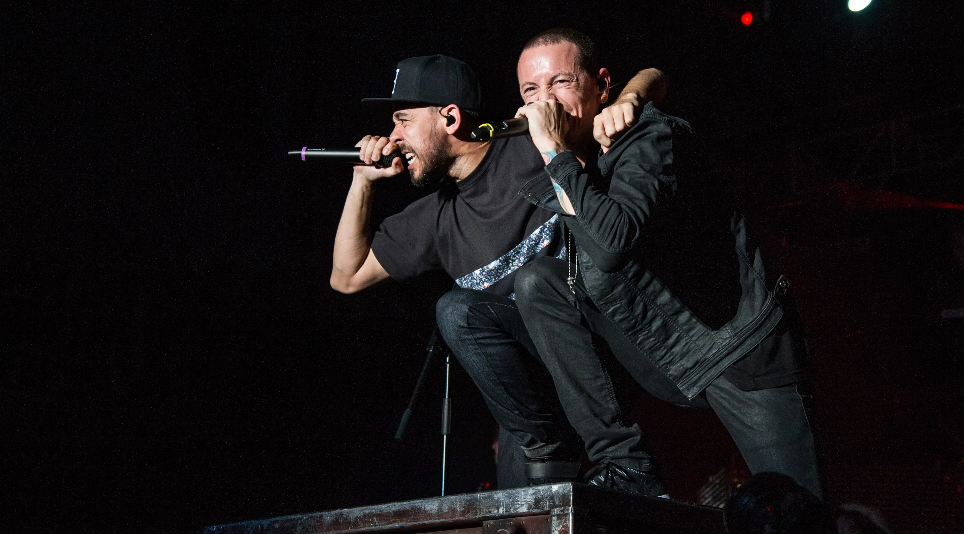 Mike Shinoda (kiri) dan Bennington tampil di Festival Rock On The Range, Stadion Columbus, Ohio, pada Mei 2015. Empat jam sebelum kematian Chester Bennington, Linkin Park merilis video untuk lagu terbarunya bertajuk ‘Talking to Myself’. (AP/Amy Harris)