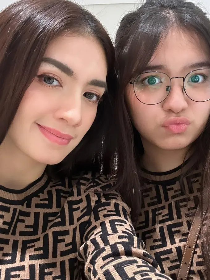Angel Karamoy bersama putrinya (Instagram/realangelkaramoy)