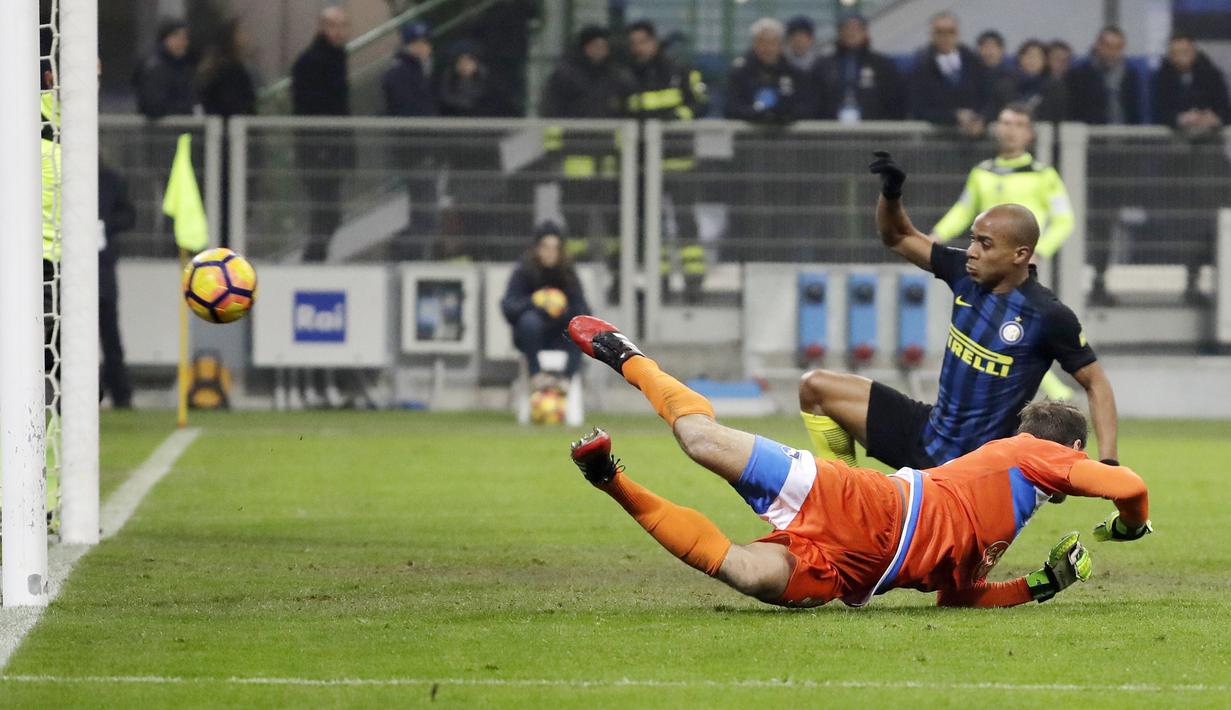 Aksi pemain Inter Milan, Joao Mario berebut bola dengan kiper Pescara, Albano Bizzarri pada laga lanjutan Serie A di  Giuseppe Meazza stadium, Milan (28/1/2017). Inter menang 3-0.  (AP /Luca Bruno)