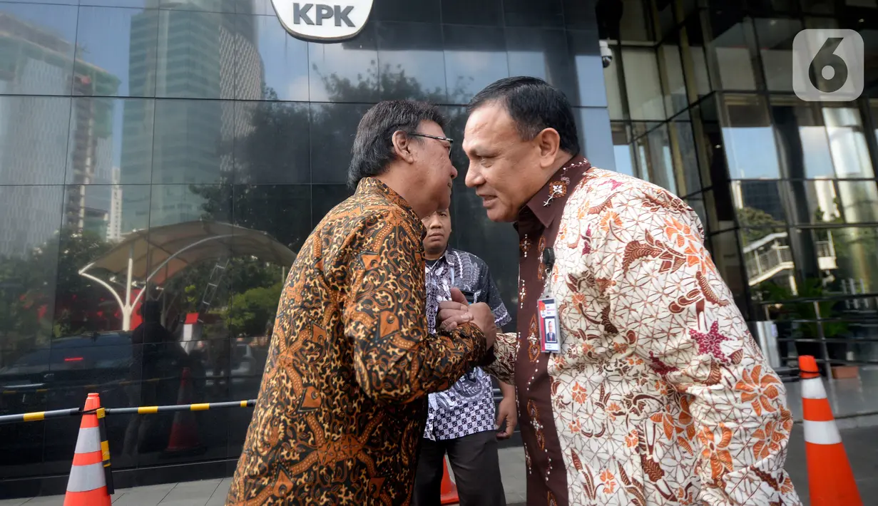 Menpan-RB Tjahjo Kumolo (kiri) dan Ketua KPK Firli Bahuri berjabat tangan usai melakukan pertemuan di Gedung KPK, Jakarta, Jumat (6/3/2020). Pertemuan membahas program Strategi Nasional Pencegahan Korupsi (Stranas PK) khususnya di Kemenpan-RB dan keseluruhan. (merdeka.com/Dwi Narwoko)