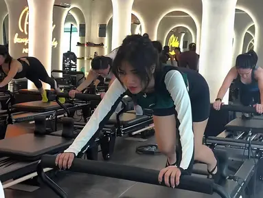 Tampil sporty, Fuji terlihat asyik mengikuti kelas pilates bareng para sahabatnya. Meskipun sering dijodohkan netizen usai putus dari Thariq, Fuji masih betah menjomblo. (Liputan6.com/Tiktok/@fujiiian)