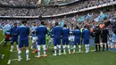 Para pemain Chelsea memberikan Guard of Honour kepada para pemain starter Manchester City sebelum dimulainya laga pekan ke-37 Liga Inggris 2022/2023 di Etihad Stadium, Manchester (21/5/2023). (AFP/Oli Scarff)