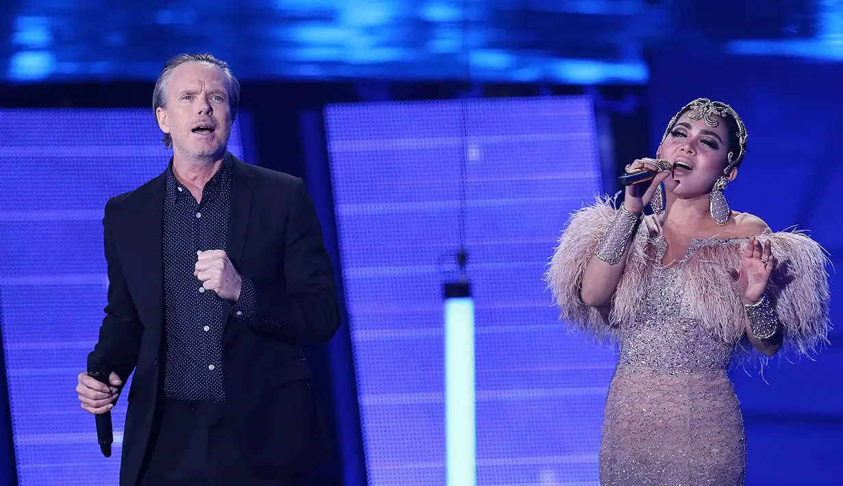 "Tentu saya juga akan memberikan hal yang spesial, satu yang spesial adalah berduet dengan musisi international, Rick Price, dan tentu juga busana yang aku kenakan akan spesial," ucap Syahrini, Selasa (10/1/2017). (Bambang E. Ros/Bintang.com)