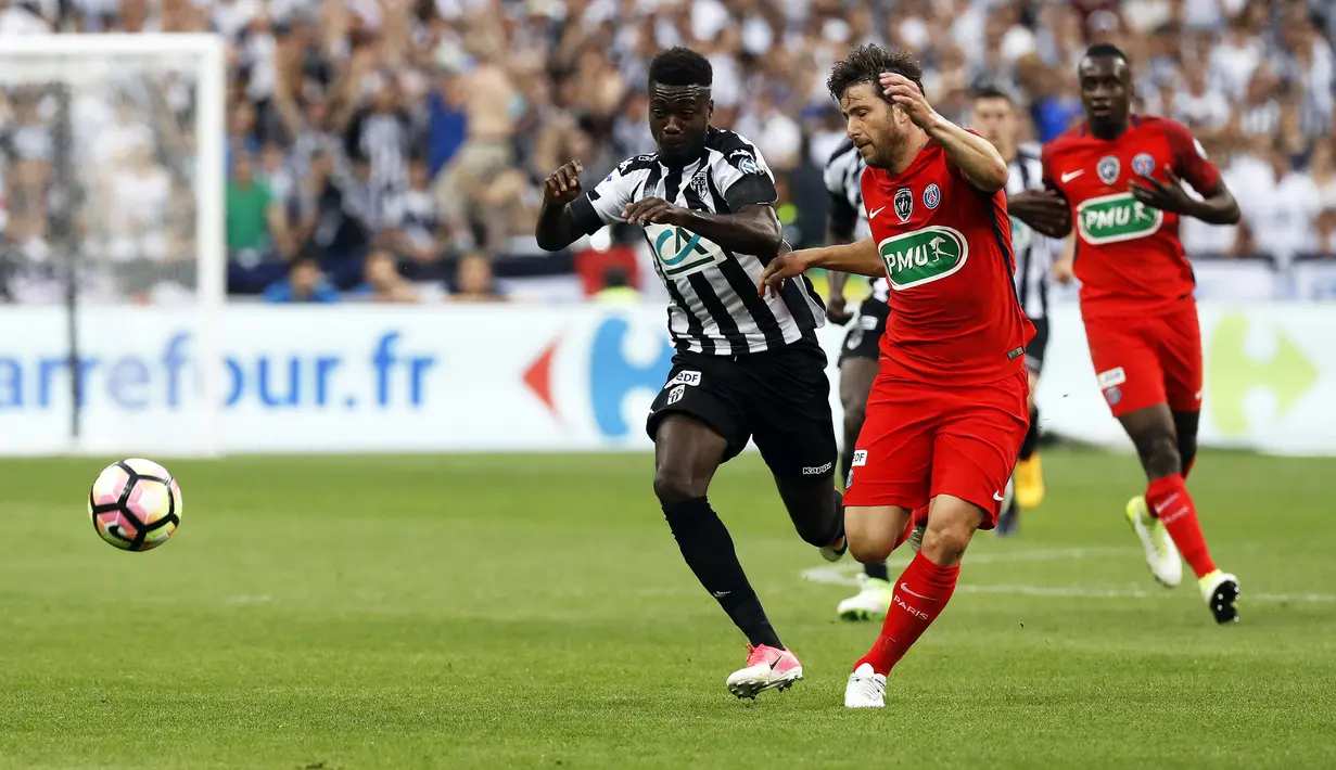 Bek Paris Saint Germain (PSG), Maxwell, berebut bola dengan gelandang Angers pada laga final Coupe de France, di Stade de France, Paris, Minggu (28/5/2017). PSG Menang 1-0. ( EPA/Etienne Laurent)