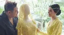 Selebgram Tasya Farasya berpose dengan gaun pengantin berwarna kuning karya desainer Ivan Gunawan bersama. Gaun pengantin tersebut dibuat Ivan untuk momen pernikahan Tasya. (Instagram/ivan_gunawan)