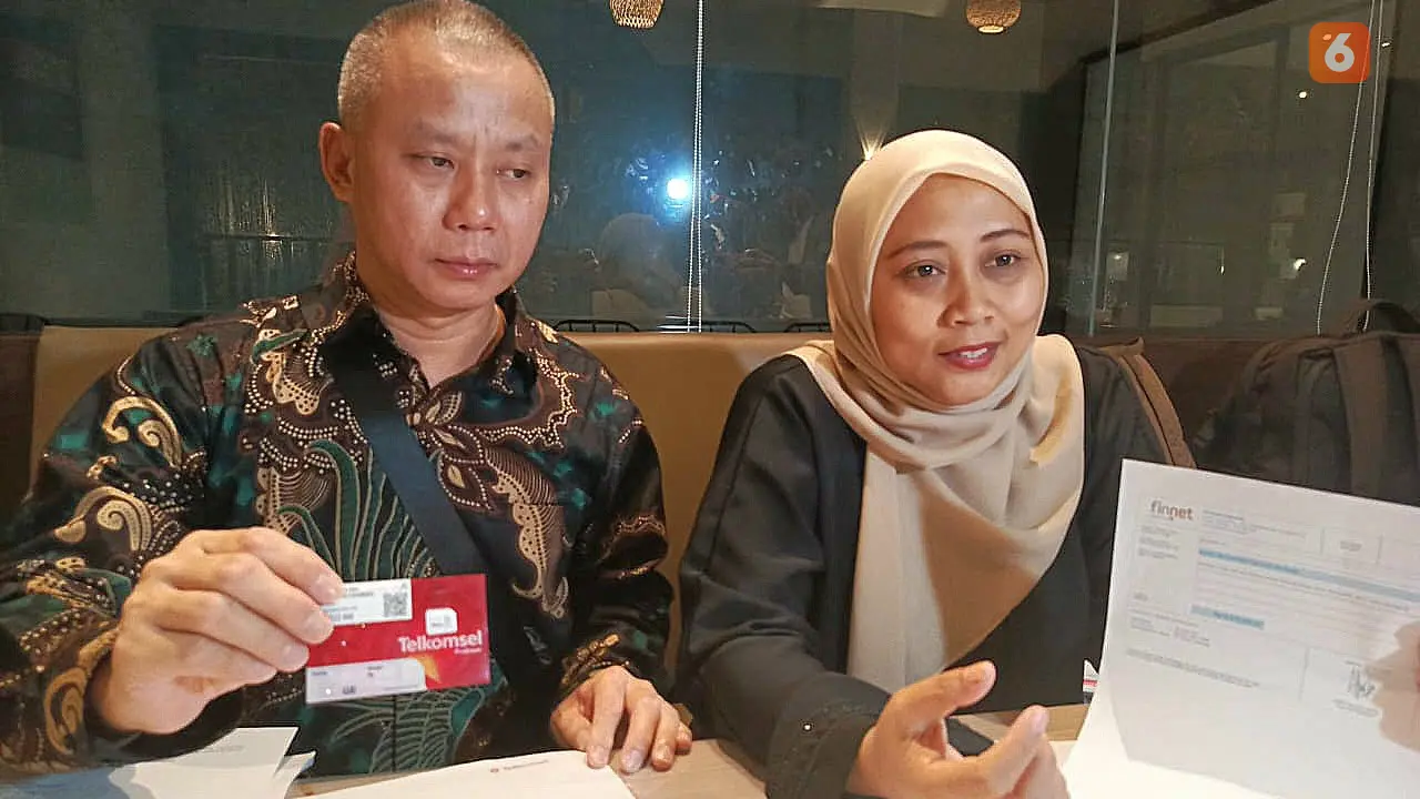 Sucianto dan kuasa hukumnya, warga Makassar yang gugat Telkomsel (Liputan6.com/Fauzan)