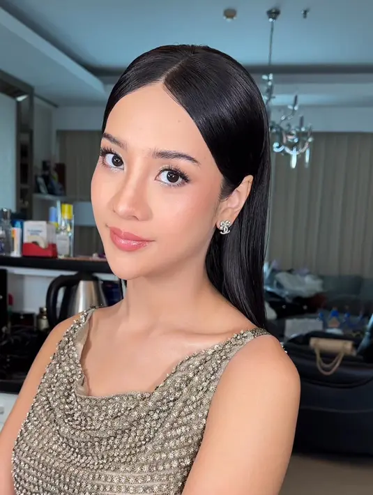 Anya pun dipoles riasan wajah flawless glam, dengan mengaplikasikan lipstik pink glossy. Serta rambut panjang hitamnya terurai belah tengah. [@vatirrachmad]