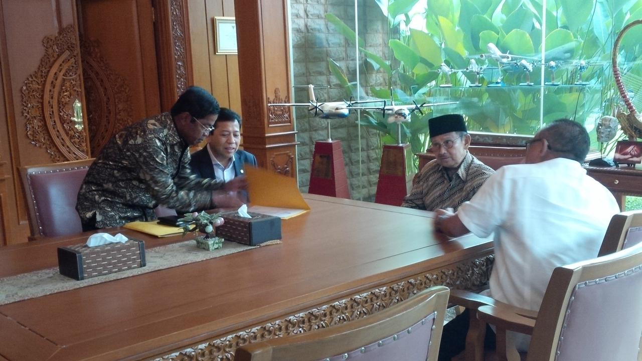 Setya Novanto dan Aburizal Bakrie Sambangi Kediaman BJ Habibie