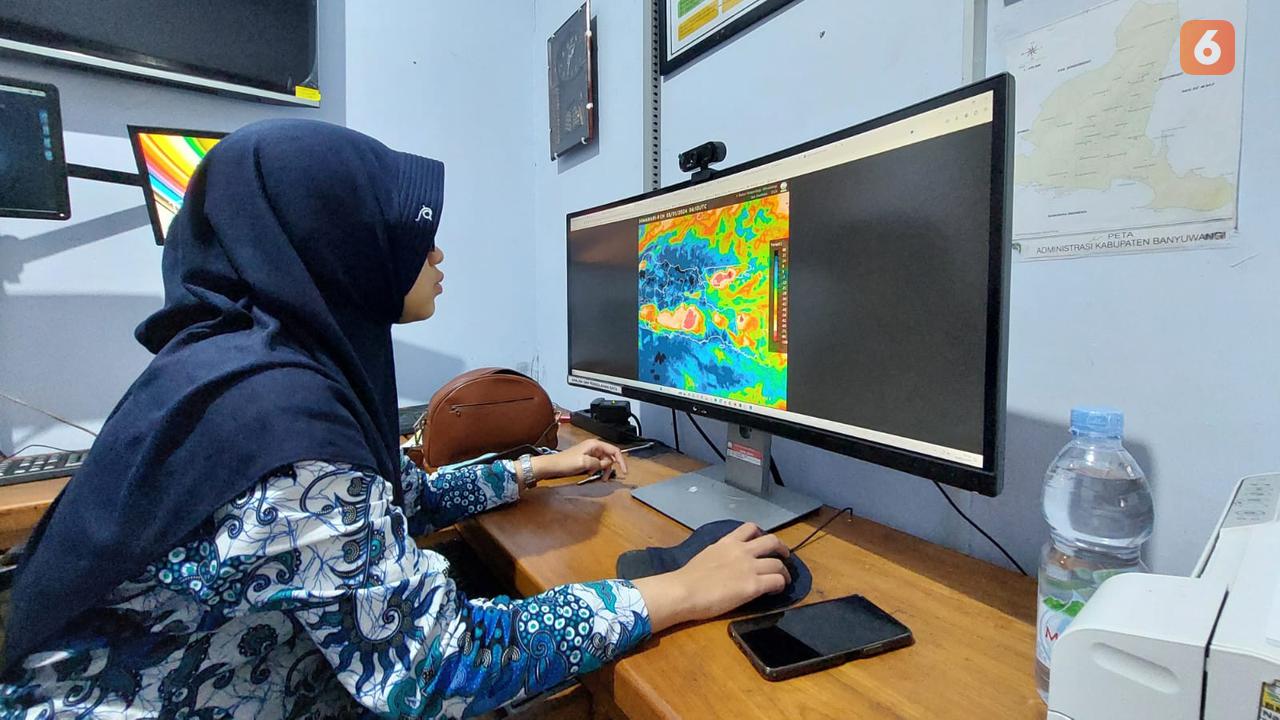 Prekirawan BMKG Banyuwangi Dita Purnamasari  sedang memantau kondisi cuaca di wilayah Banyuwangi dan sekitarnya (Hermawan Arifianto/Liputan6.com)