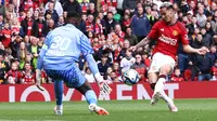 Penyerang sayap Manchester United Antony mencetak gol kedua&nbsp;dalam pertandingan persahabatan pramusim&nbsp;melawan Lens di Old Trafford, Sabtu, 5 Agustus 2023. (Darren STAPLES / AFP)