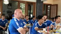Skuad Persib Bandung berkumpul di rumah Umuh Muchtar di Tanjungsari, Sumedang, untuk melakukan&nbsp;doa bersama, Rabu (16/8/2023). (Bola.com/Erwin Snaz)
