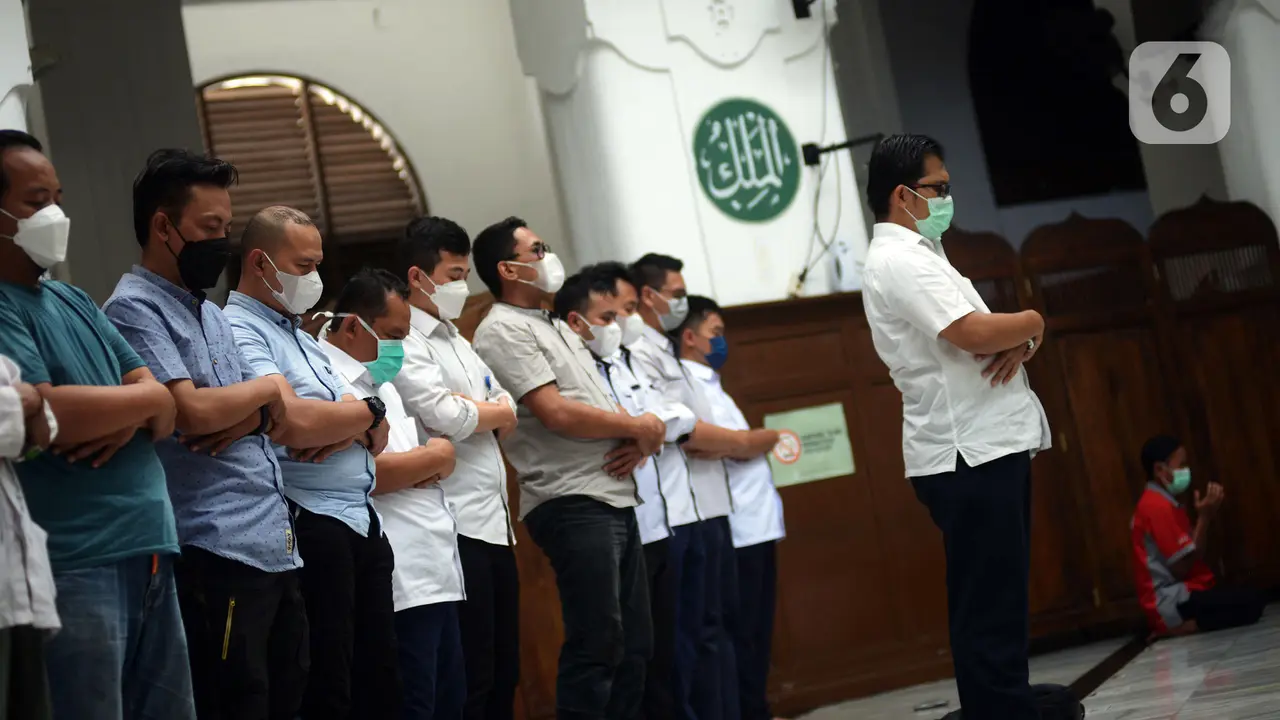 FOTO: Kasus COVID-19 Mulai Landai, MUI Izinkan Saf Salat Kembali Rapat