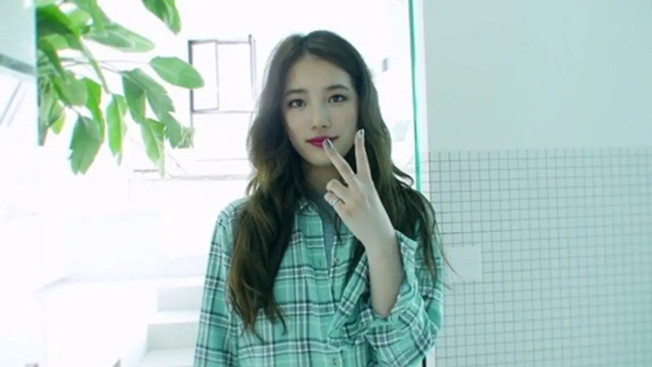 Suzy Miss A Ajak Fans Lihat Sesi Pemotretan yang Menyenangkan