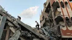 Warga Palestina memeriksa reruntuhan bangunan yang terkena serangan Israel di kamp pengungsi Nuseirat di Jalur Gaza tengah, pada 25 September 2025. (Eyad BABA/AFP)