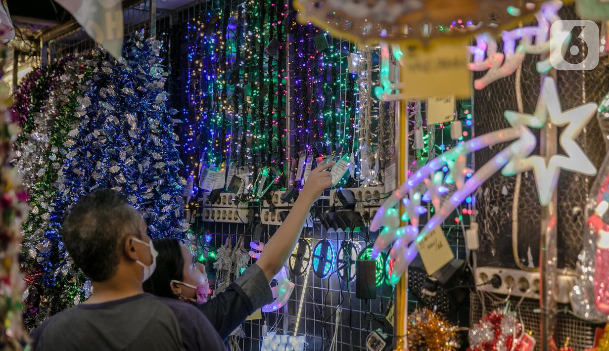 Sejumlah calon pembeli memilih pernak-pernik Natal di Pasar Asemka, Jakarta, Kamis (10/12/2020). Menurut seorang penjual, omset penjualan pernak-pernik bertema Natal turun drastis sekitar 50% dari biasanya karena pandemi Covid-19. (Liputan6.com/Faizal Fanani)