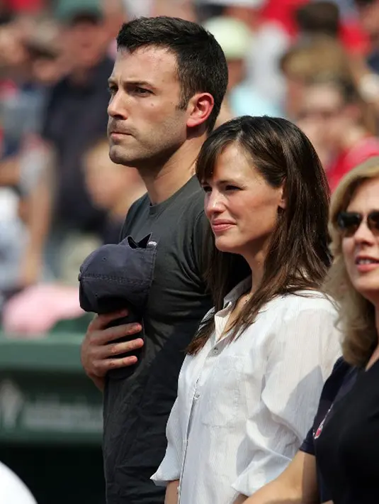 Sumber pun menambahkan bahwa mereka masih berusaha untuk rujuk lantaran masih mencintai satu sama lain, meskipun keduanya belum tahu bagaimana kabar hubungan pernikahan mereka ke depannya. (AFP/Bintang.com)