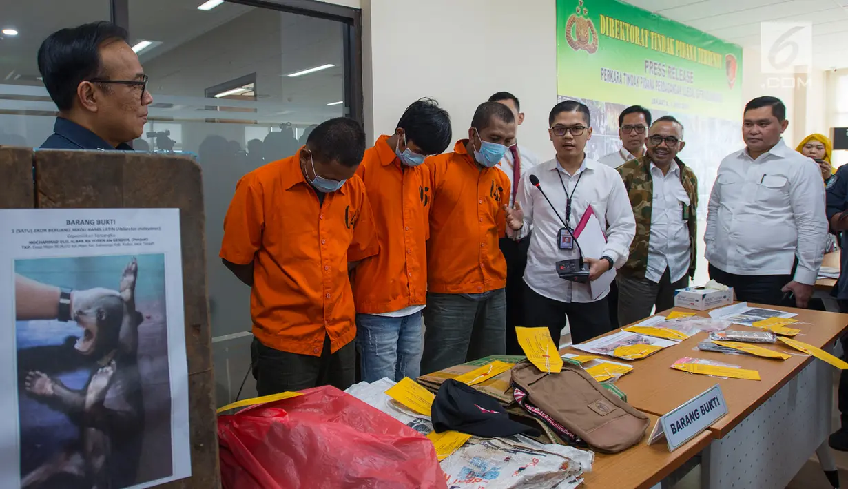 Tersangka dihadirkan saat gelar kasus perdagangan ilegal satwa dilindungi di Gedung Bareskrim Polri, Jakarta, Rabu (7/2/2019). Bareskrim Polri, Ditjen Gakkum KLHK dan lembaga pemerhati satwa (JAAN dan WCS) mengungkap jaringan perdagangan satwa dilindungi di Jawa Tengah. (merdeka.com/Imam Buhori)