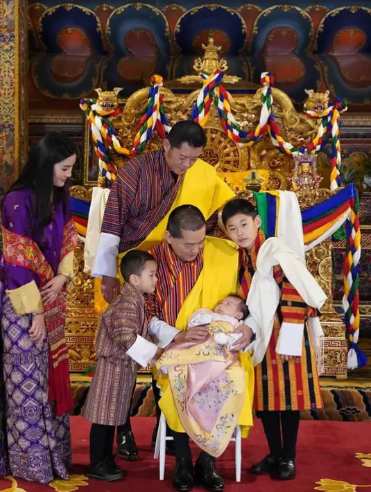 Atasan ungu lengan panjang tersebut dipadukan kain bermotif warna keemasan serta selendang warna merah dihiasi motif. [@queenjetsunpema]