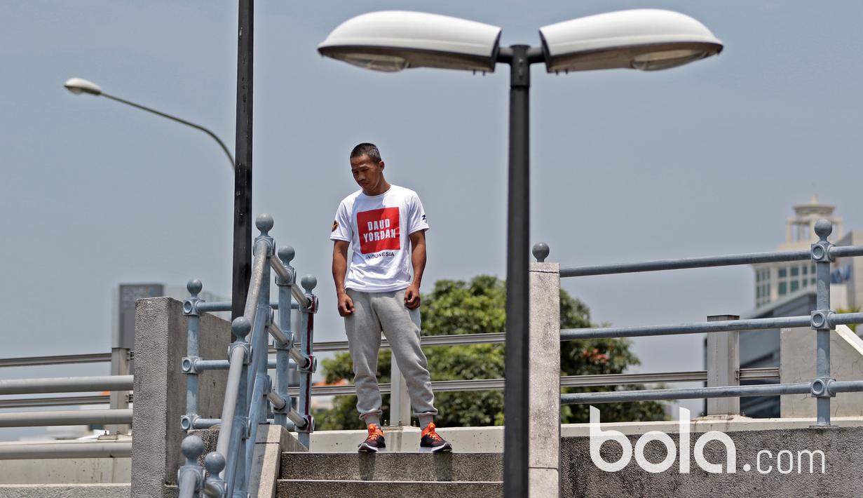 Ekspresi santai Daud Yordan saat sesi latihan di Areal Pedestrian, Singapura, Jumat (24/3/2017).  Selama menunggu jadwal pertarungan, Daud terus menempa diri di kampung halamannya di Kayong Utara, Kalimantan Barat.  (Bola.com/Nicklas Hanoatubun)
