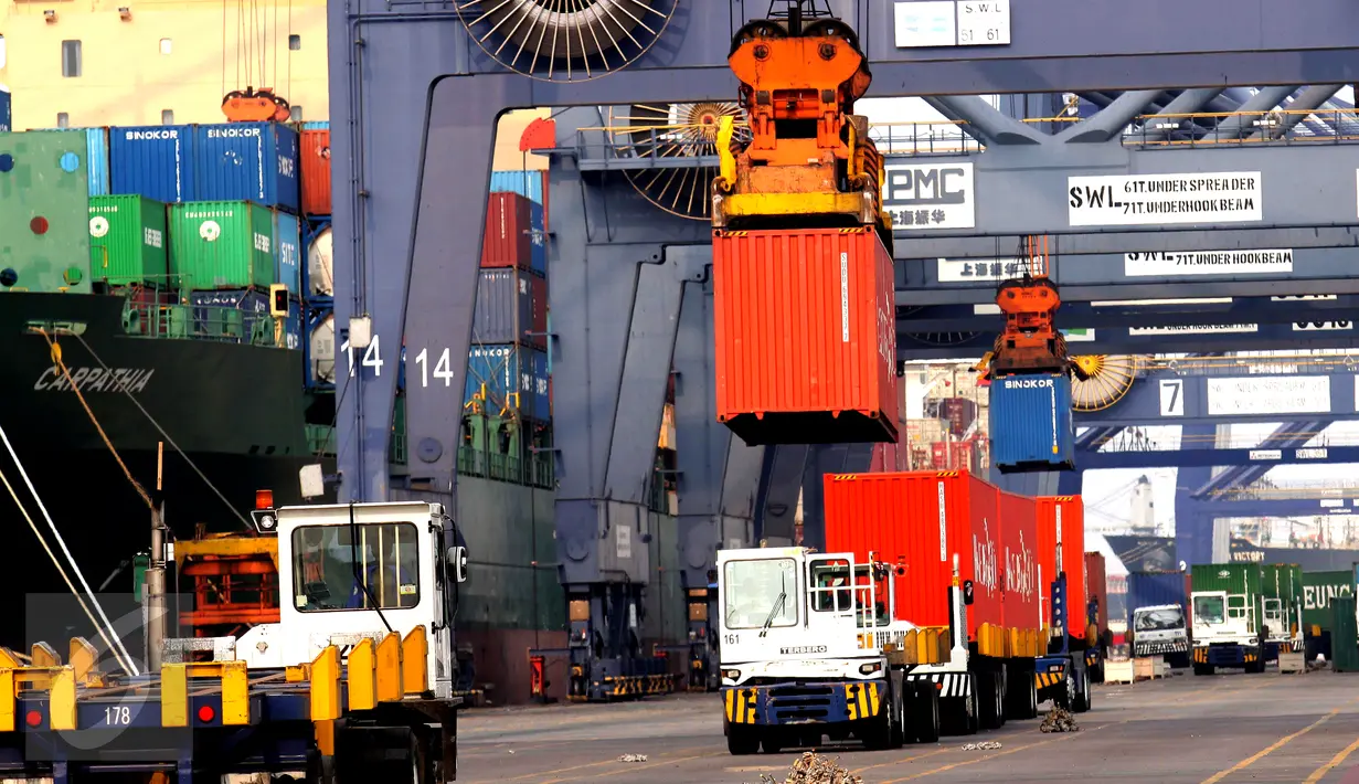 Suasana bongkar muat di Jakarta International Contener Terminal (JICT),Tanjung Priok, Jakarta, Selasa (15/9/2015). Nilai ekspor Indonesia Agustus 2015 mencapai US$12,70 M atau meningkat 10,79 persen dibanding ekspor Juli 2015. (Liputan6.com/Angga Yuniar)