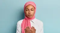 Ilustrasi berdoa, umat muslim, Islami. (Photo created by wayhomestudio on www.freepik.com)