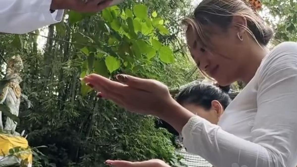 6 Potret Marion Jola Jalani Ritual Melukat di Bali Bareng Warga Lokal, Anggun Kenakan Pakaian Adat