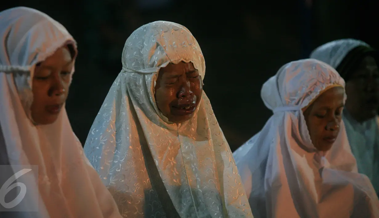 Kesedihan warga saat mengikuti renungan dan doa di tugu prasasti 'Gempa Bumi Bantul 27 Mei 2006' Kabupaten Bantul, Yogyakarta, Jumat (27/5). Kesedihan tampak diraut wajah warga yang ditinggal keluarganya akibat gempa. (Liputan6.com/Boy Harjanto)