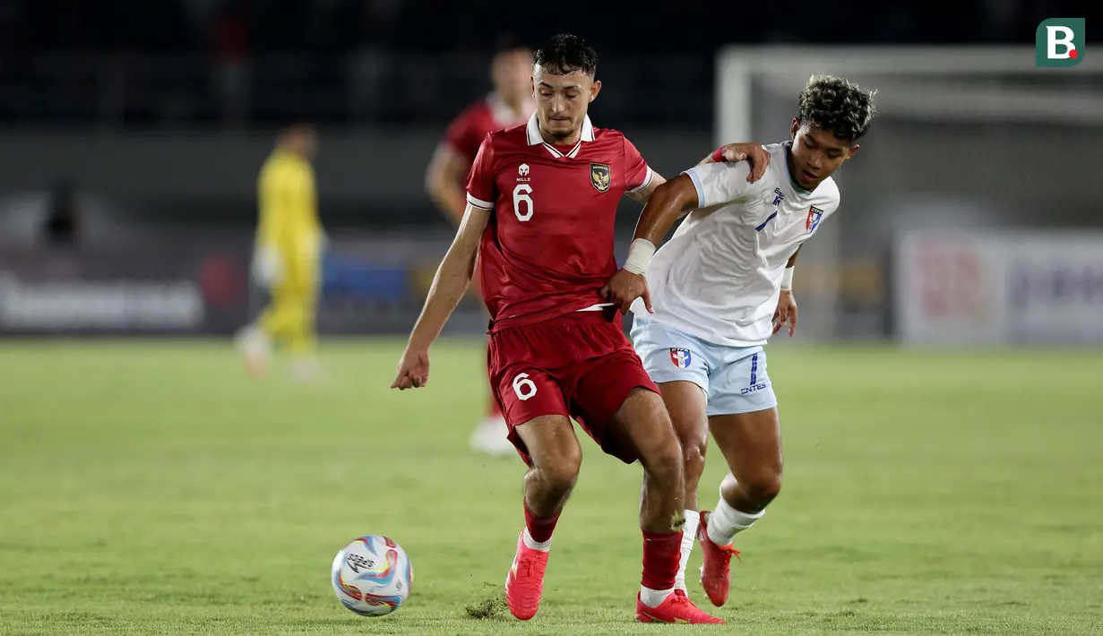 <p>Pemain Timnas Indonesia U-23, Ivar Jenner (kiri),&nbsp;berebut bola dengan pemain Chinese Taipei U-23 dalam pertandingan Grup K Kualifikasi Piala Asia U-23 2024 di Stadion Manahan, Solo, Sabtu (9/9/2023). (Bola.com/Arief Bagus Prasetiyo)</p>