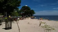 Wisata pantai pasir putih di Pulau Lae-lae, belum digarap secara maksimal oleh Pemkot Makassar, Sulsel. (Liputan6.com/Eka Hakim)