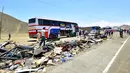 Puing-puing salah satu bus tampak berserakan di pinggir jalan tol Kota Huarmey, Peru, Senin (23/3/2015).  Insiden ini setidaknya menewaskan  34 orang tewas dan 70 luka-luka lainnya. (REUTERS/Toshiro Villanueva)