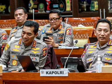 Kapolri Jenderal Listyo Sigit Prabowo (depan kanan) saat menghadiri rapat kerja dengan Komisi III DPR di Kompleks Parlemen, Senayan, Jakarta, Rabu (12/4/2023). Rapat tersebut membahas evaluasi kinerja dan capaian Polri tahun 2022, termasuk evaluasi pengamanan Natal 2022 dan Tahun Baru 2023 serta rencana kerja program prioritas dan strategi tahun 2023. (Liputan6.com/Faizal Fanani)