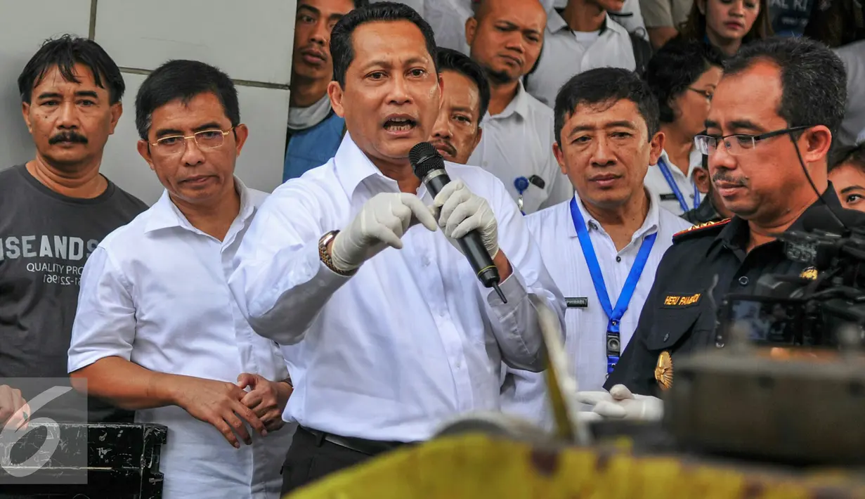 Kepala BNN, Budi Waseso memberikan keterangan saat rilis pengrebekan gudang narkoba jaringan lapas di Jakarta, Rabu (15/6). Bersama Bea Cukai, BNN berhasil mengamankan barang bukti 40kg sabu kristal dari dalam 9 pipa besi. (Liputan6.com/Yoppy Renato)