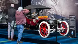 Pengunjung memotret American Underslung Scout tipe 22A keluaran tahun 1913 dalam pameran Cobble Beach Classics Canadian International Auto Show (CIAS) 2020 di Toronto, Kanada, Kamis (20/2/2020). Pameran yang berlangsung pada 14-23 Februari 2020 ini menampilkan 15 mobil klasik. (Xinhua/Zou Zheng)