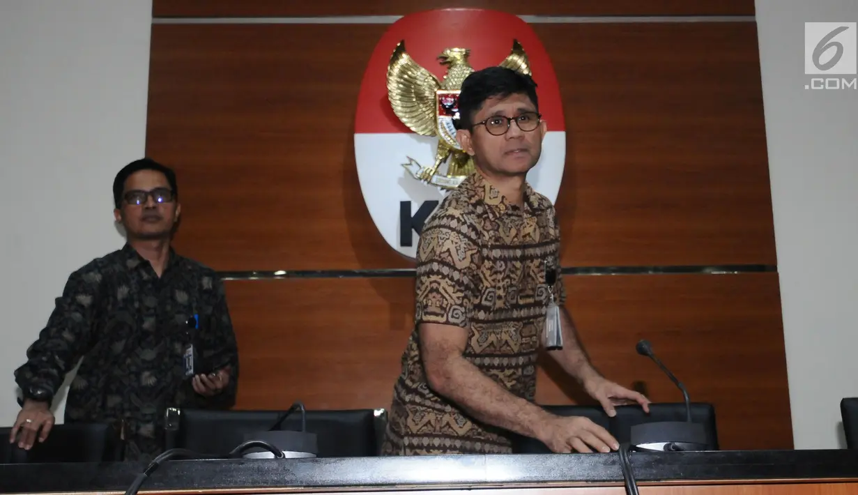 Wakil Ketua KPK Laode M Syarif (kanan) jelang memberi keterangan terkait operasi tangkap tangan Bupati Jombang, Nyono S Wihandoko di Gedung KPK, Jakarta, Minggu (4/2). KPK menyita uang Rp 25,5 Juta dan 9.500 US Dollar. (Liputan6.com/Helmi Fithriansyah)