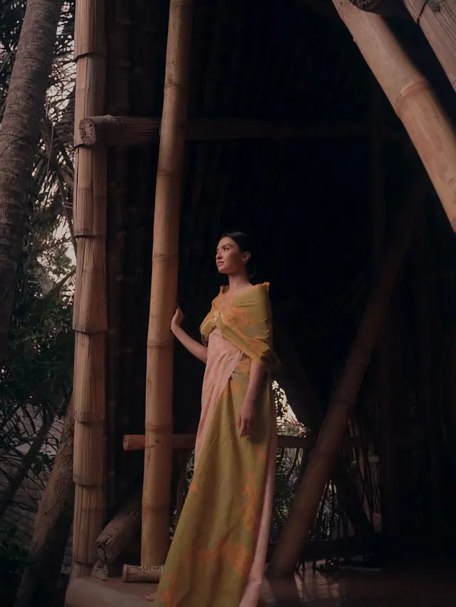 7 Gaya Raline Shah saat Lakukan Pemotretan dengan Kain Nusantara, Menawan