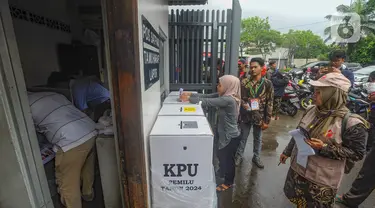 Warga melakukan pencoblosan kertas suara pada ruang Pos Satpam di TPS 86 yang terpaksa dipindahkan di Duri Kepa, Jakarta Barat, Rabu (14/2/2024). (merdeka.com/Arie Basuki)