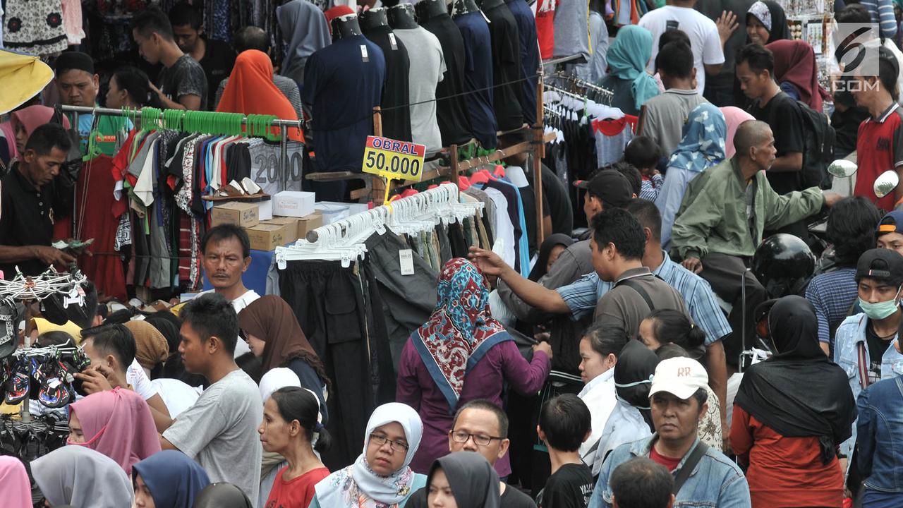 Pasar Tanah Abang Dipadati Pengunjung