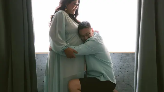 Hamil Anak Pertama, Ini 6 Maternity Shoot Regina Ivanova Bersama Suami