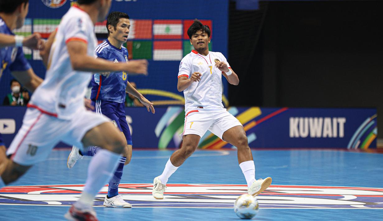 Syauqi yang tinggal berhadapan dengan kiper menghentikan serangannya dan membuang bola. (Dok. AFC)