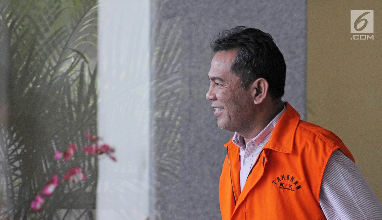 Ekspresi Bupati Hulu Sungai Tengah (HST) Abdul Latif usai menjalani pemeriksaan di Gedung KPK, Jakarta, Selasa (30/1). KPK menetapkan empat tersangka dalam kasus korupsi pembangunan ruang perawatan RSUD Damanhuri Barabai. (Liputan6.com/Herman Zakharia)