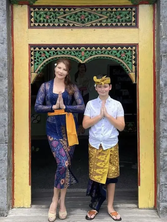 <p>Bersama sang anak, Tamara juga juga tampil mengenakan kebaya brokat warna biru navy, dipadukan obi orange. Kain lilit bermotif khas Bali pun digunakan sebagai bawahannya. @tamarableszynskiofficial</p>