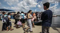Penumpang turun dari kapal wisata usai berlibur perayaan pergantian Tahun Baru 2018 di Pelabuhan Kali Adem, Jakarta, Senin (1/1). Warga padati Kali Adem usai liburan Tahun Baru dari Kepulauan Seribu. (Liputan6.com/Faizal Fanani)
