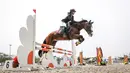 Atlet berkuda tim Equinara Horse Sports, Syadza Richella Amorifa beraksi pada nomor Show Jumping 90 cm saat ajang Solidarity Equestrian Challange 2022 yang berlangsung di Jakarta International Equestrian Park, Jakarta Timur, Minggu (30/01/2022). (Bola.com/Bagaskara Lazuardi)