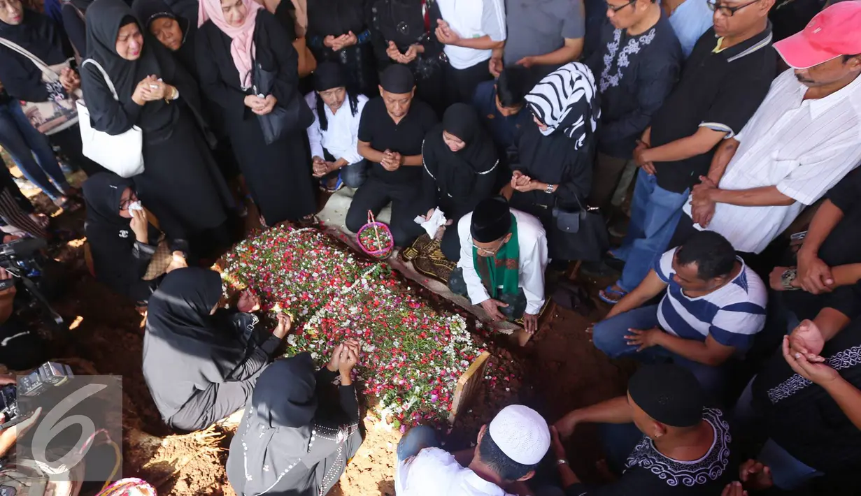 Suasana pemakaman istri artis komedi dan pembawa acara Tukul Arwana, Susiana, di TPU Tanah Kusir, Jakarta, Rabu (24/8). Susiana dinyatakan mengembuskan napas terakhirnya pada Selasa (23/8/2016) pukul 18.00 WIB. (Liputan6.com/Immanuel Antonius)