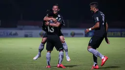 Pemain Persib Bandung, Febri Hariyadi  (depan) merayakan gol pertama ke gawang Bhayangkara FC bersama rekan setim dalam laga pekan ke-7 BRI Liga 1 2021/2022 di Stadion Moch Soebroto, Magelang, Sabtu (16/10/2021). (Bola.com/Bagaskara Lazuardi)