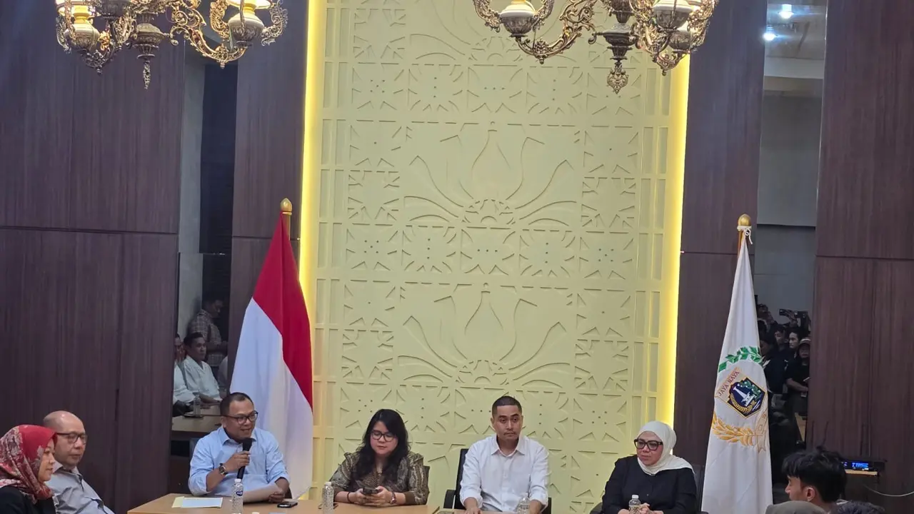 Wakil Ketua DPRD DKI Jakarta Basri Baco menemui mahasiswa yang melakukan aksi di Gedung DPRD DKI Jakarta, Kamis (4/9/2025).