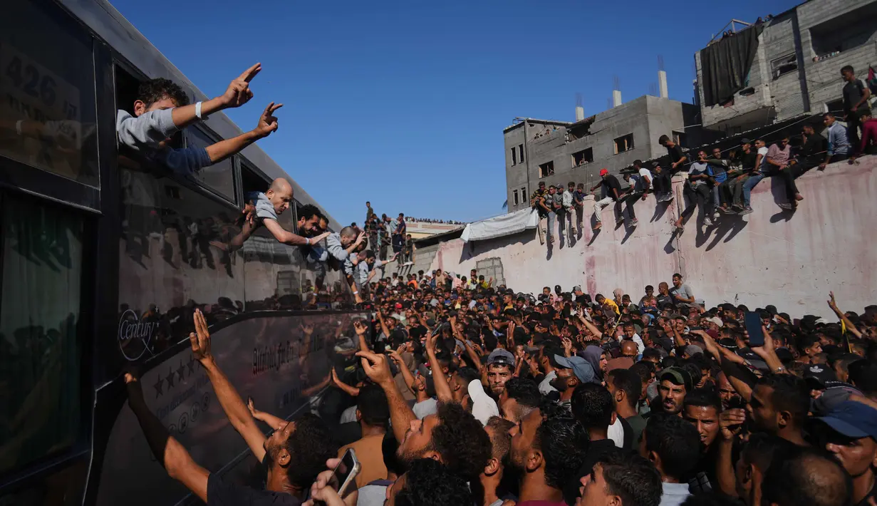Pembebasan ratusan warga Palestina ini sebagai bagian dari kesepakatan gencatan senjata dan pertukaran tahanan antara Israel dan kelompok perlawanan Hamas. (AP Photo/Abdel Kareem Hana)