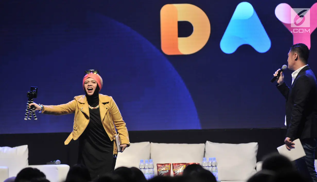 Aksi keluarga Gen Halilintar, Lenggogeni Faruk (kiri) dalam acara diskusi Hitmaker In Multiple Platform selama XYZ Day 2018, Jakarta, Rabu (25/4). Diskusi juga membahas konsep pembuatan film, program TV, dan konten medsos. (Merdeka.com/Iqbal Nugroho)