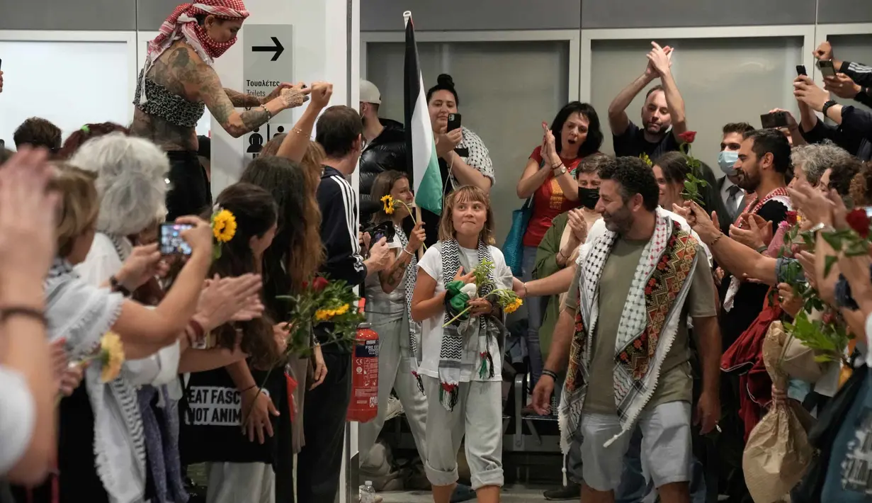 Aktivis iklim asal Swedia, Greta Thunberg bersama ratusan lainnya tiba di Bandara Internasional Eleftherios Venizelos di Athena, Yunani, Senin 6 Oktober 2025. (AP Photo/Petros Giannakouris)